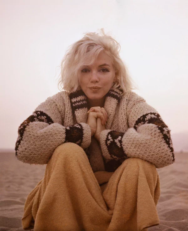 조지 배리스(George Barris, 1925~2015)는 여배우 마릴린 먼로(Marilyn Monroe, 1926~1962)가 사망하기 불과 3주 전인 1962년 7월 13일에 캘리포니아의 산타모니카 해변과 그녀의 자택에서 마지막으로 화보를 촬영한 사진작가이다. 당시 조지 배리스는 먼로와는 오랜 친구라 쉽게 편안한 분위기가 만들어졌기 때문에 화려한 여배우의 자연스러운 모습과 일상의 매력을 담아낼 수 있었다. 1