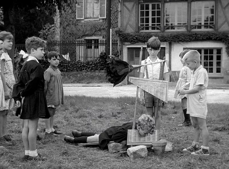 아동이 접하는 문화나 놀이에 대한 제재가 현대보다는 덜했던 20세기 중반에 대한 이미지와, 프랑스 혁명을 상징하는 '단두대의 나라'여서인지 의심없이 받아들여진 케이스라고 할 수 있겠다. 119