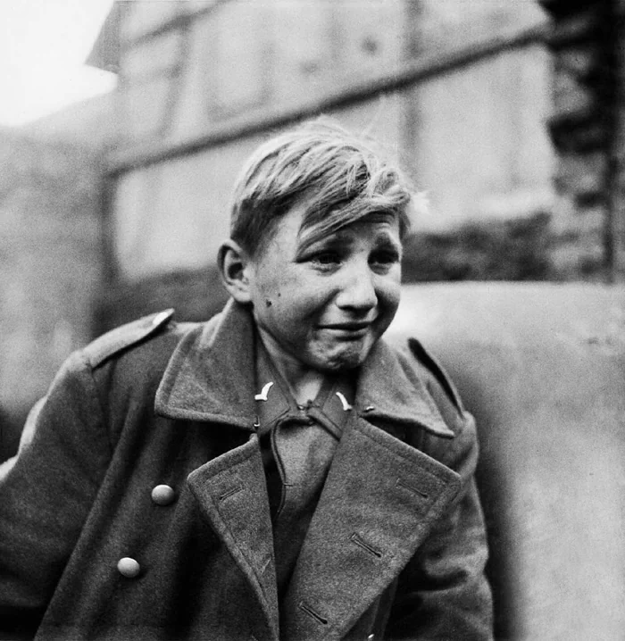 1945년 4월 3일, 독일 중서부 헤센주(Land Hessen)에서 연합군에게 포로로 잡힌 히틀러유겐트(Hitler-Jugend) 소속의 16세 한스 게오르그 헨케(Hans-Georg Henke)가 눈물을 펑펑 흘리고 있다. 109