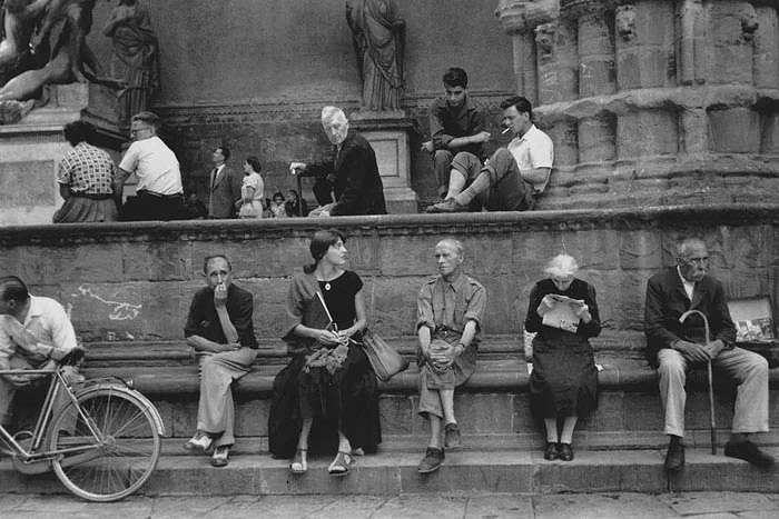 1951년, 23세의 미국인 여행자 니날리 크레이그(Ninalee Craig)가 이탈리아 피렌체(Firenze)의 분수대에 앉아 휴식을 취하고 있다. 71