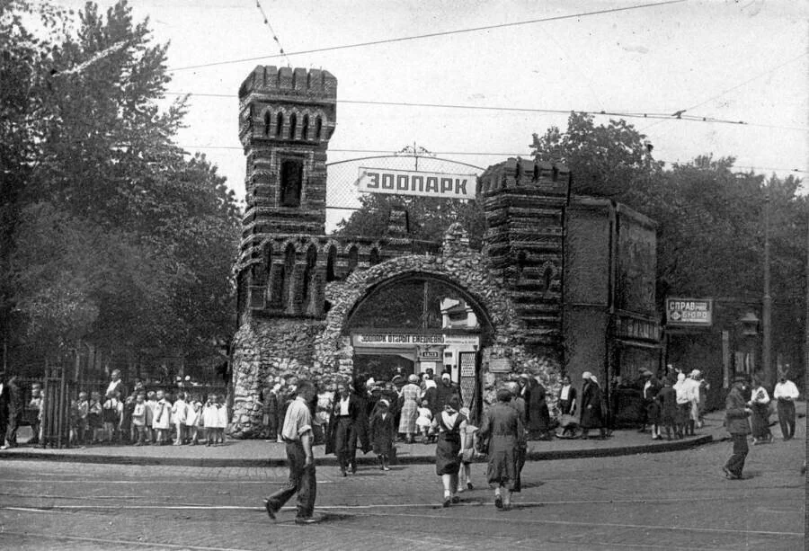 1944년, 러시아 모스크바 동물원(Московский зоопарк, Moscow Zoo)의 여성 사육사가 하마의 이빨을 닦아주고 있다. 3