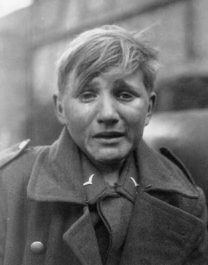 1945년 4월 3일, 독일 중서부 헤센주(Land Hessen)에서 연합군에게 포로로 잡힌 히틀러유겐트(Hitler-Jugend) 소속의 16세 한스 게오르그 헨케(Hans-Georg Henke)가 눈물을 펑펑 흘리고 있다. 105