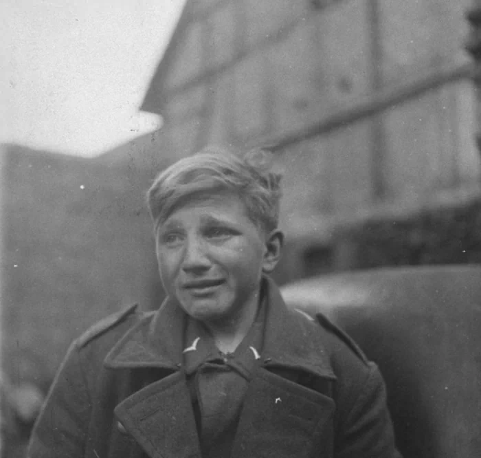 1945년 4월 3일, 독일 중서부 헤센주(Land Hessen)에서 연합군에게 포로로 잡힌 히틀러유겐트(Hitler-Jugend) 소속의 16세 한스 게오르그 헨케(Hans-Georg Henke)가 눈물을 펑펑 흘리고 있다. 103
