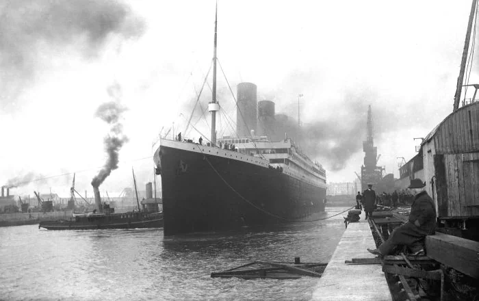 타이타닉(RMS Titanic)은 영국의 해운사 화이트 스타 라인(White Star Line)의 여객선으로, 당시 세계 최대를 자랑하는 크기 뿐 아니라 최첨단의 기술과 고급스러운 인테리어를 갖추고 있었다. 살고 전 타이타닉은 1912년 4월 10일 영국의 사우샘프턴(Southampton)에서 출발하여 프랑스와 아일랜드를 거쳐 미국의 뉴욕으로 향하던 중이었다. 19