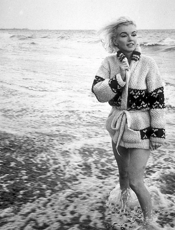 조지 배리스(George Barris, 1925~2015)는 여배우 마릴린 먼로(Marilyn Monroe, 1926~1962)가 사망하기 불과 3주 전인 1962년 7월 13일에 캘리포니아의 산타모니카 해변과 그녀의 자택에서 마지막으로 화보를 촬영한 사진작가이다. 당시 조지 배리스는 먼로와는 오랜 친구라 쉽게 편안한 분위기가 만들어졌기 때문에 화려한 여배우의 자연스러운 모습과 일상의 매력을 담아낼 수 있었다. 7