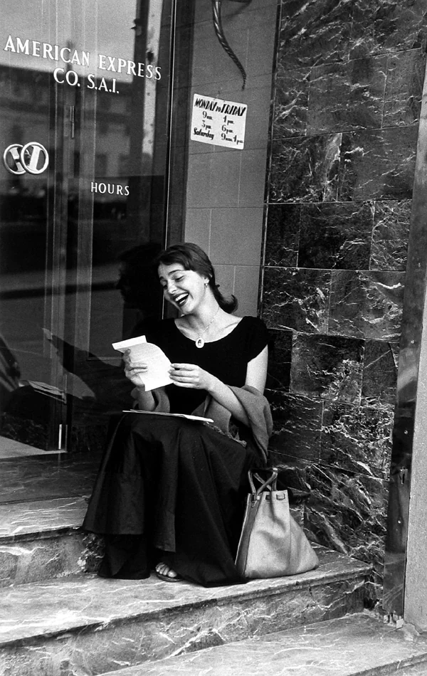1951년, 23세의 미국인 여행자 니날리 크레이그(Ninalee Craig)가 이탈리아 피렌체(Firenze)의 분수대에 앉아 휴식을 취하고 있다. 77