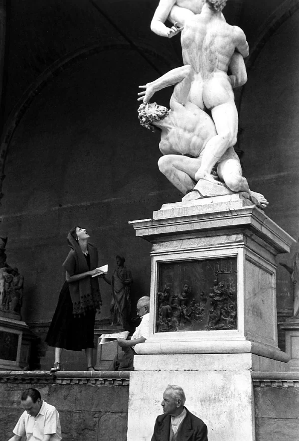 1951년, 23세의 미국인 여행자 니날리 크레이그(Ninalee Craig)가 이탈리아 피렌체(Firenze)의 분수대에 앉아 휴식을 취하고 있다. 79
