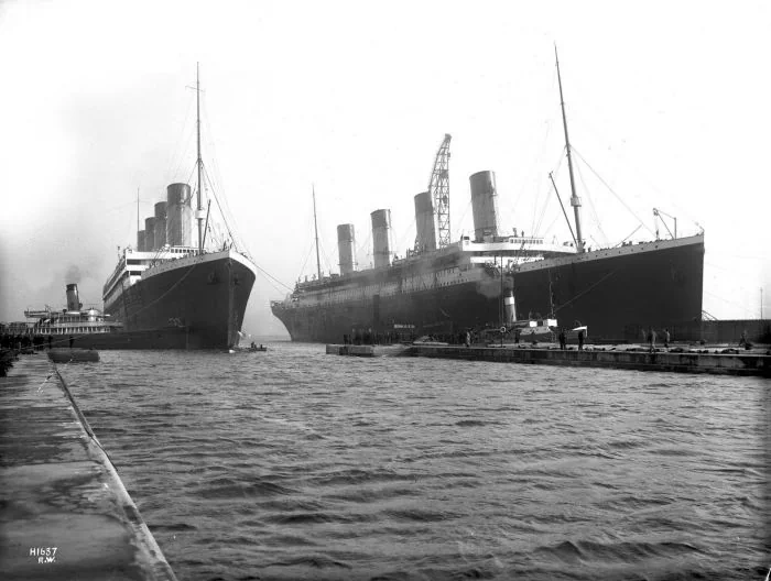 타이타닉(RMS Titanic)은 영국의 해운사 화이트 스타 라인(White Star Line)의 여객선으로, 당시 세계 최대를 자랑하는 크기 뿐 아니라 최첨단의 기술과 고급스러운 인테리어를 갖추고 있었다. 살고 전 타이타닉은 1912년 4월 10일 영국의 사우샘프턴(Southampton)에서 출발하여 프랑스와 아일랜드를 거쳐 미국의 뉴욕으로 향하던 중이었다. 7