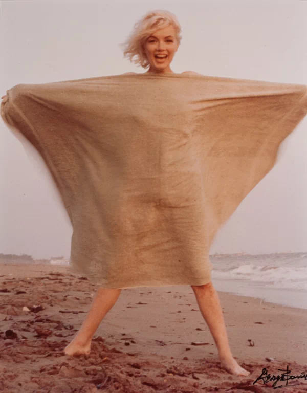 조지 배리스(George Barris, 1925~2015)는 여배우 마릴린 먼로(Marilyn Monroe, 1926~1962)가 사망하기 불과 3주 전인 1962년 7월 13일에 캘리포니아의 산타모니카 해변과 그녀의 자택에서 마지막으로 화보를 촬영한 사진작가이다. 당시 조지 배리스는 먼로와는 오랜 친구라 쉽게 편안한 분위기가 만들어졌기 때문에 화려한 여배우의 자연스러운 모습과 일상의 매력을 담아낼 수 있었다. 25