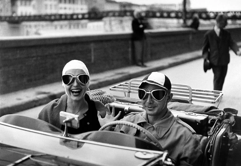 1951년, 23세의 미국인 여행자 니날리 크레이그(Ninalee Craig)가 이탈리아 피렌체(Firenze)의 분수대에 앉아 휴식을 취하고 있다. 87