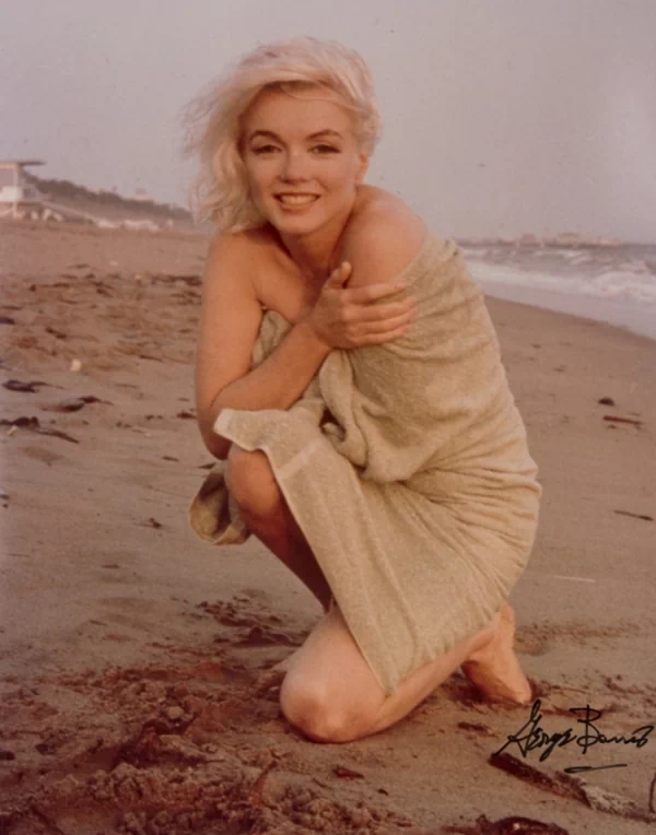 조지 배리스(George Barris, 1925~2015)는 여배우 마릴린 먼로(Marilyn Monroe, 1926~1962)가 사망하기 불과 3주 전인 1962년 7월 13일에 캘리포니아의 산타모니카 해변과 그녀의 자택에서 마지막으로 화보를 촬영한 사진작가이다. 당시 조지 배리스는 먼로와는 오랜 친구라 쉽게 편안한 분위기가 만들어졌기 때문에 화려한 여배우의 자연스러운 모습과 일상의 매력을 담아낼 수 있었다. 27