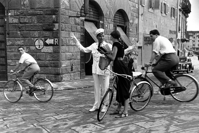 1951년, 23세의 미국인 여행자 니날리 크레이그(Ninalee Craig)가 이탈리아 피렌체(Firenze)의 분수대에 앉아 휴식을 취하고 있다. 89