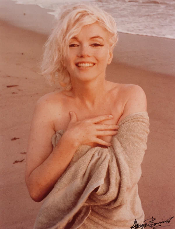 조지 배리스(George Barris, 1925~2015)는 여배우 마릴린 먼로(Marilyn Monroe, 1926~1962)가 사망하기 불과 3주 전인 1962년 7월 13일에 캘리포니아의 산타모니카 해변과 그녀의 자택에서 마지막으로 화보를 촬영한 사진작가이다. 당시 조지 배리스는 먼로와는 오랜 친구라 쉽게 편안한 분위기가 만들어졌기 때문에 화려한 여배우의 자연스러운 모습과 일상의 매력을 담아낼 수 있었다. 29