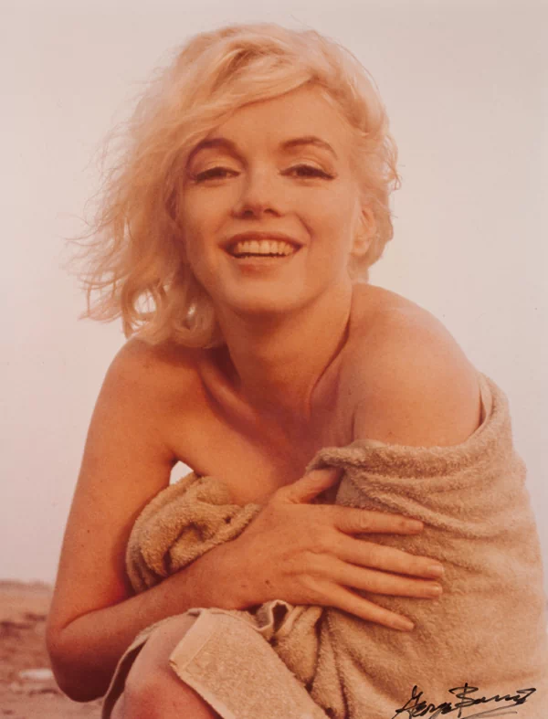 조지 배리스(George Barris, 1925~2015)는 여배우 마릴린 먼로(Marilyn Monroe, 1926~1962)가 사망하기 불과 3주 전인 1962년 7월 13일에 캘리포니아의 산타모니카 해변과 그녀의 자택에서 마지막으로 화보를 촬영한 사진작가이다. 당시 조지 배리스는 먼로와는 오랜 친구라 쉽게 편안한 분위기가 만들어졌기 때문에 화려한 여배우의 자연스러운 모습과 일상의 매력을 담아낼 수 있었다. 31