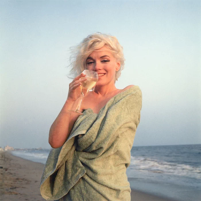 조지 배리스(George Barris, 1925~2015)는 여배우 마릴린 먼로(Marilyn Monroe, 1926~1962)가 사망하기 불과 3주 전인 1962년 7월 13일에 캘리포니아의 산타모니카 해변과 그녀의 자택에서 마지막으로 화보를 촬영한 사진작가이다. 당시 조지 배리스는 먼로와는 오랜 친구라 쉽게 편안한 분위기가 만들어졌기 때문에 화려한 여배우의 자연스러운 모습과 일상의 매력을 담아낼 수 있었다. 37