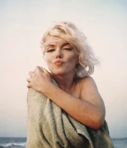 조지 배리스(George Barris, 1925~2015)는 여배우 마릴린 먼로(Marilyn Monroe, 1926~1962)가 사망하기 불과 3주 전인 1962년 7월 13일에 캘리포니아의 산타모니카 해변과 그녀의 자택에서 마지막으로 화보를 촬영한 사진작가이다. 당시 조지 배리스는 먼로와는 오랜 친구라 쉽게 편안한 분위기가 만들어졌기 때문에 화려한 여배우의 자연스러운 모습과 일상의 매력을 담아낼 수 있었다. 11