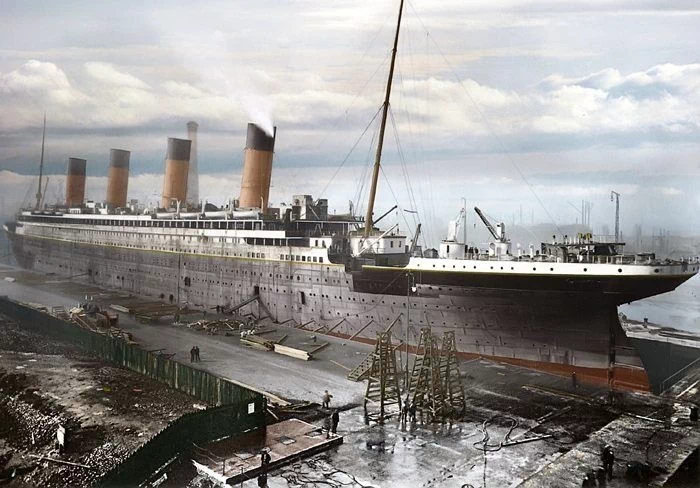 타이타닉(RMS Titanic)은 영국의 해운사 화이트 스타 라인(White Star Line)의 여객선으로, 당시 세계 최대를 자랑하는 크기 뿐 아니라 최첨단의 기술과 고급스러운 인테리어를 갖추고 있었다. 살고 전 타이타닉은 1912년 4월 10일 영국의 사우샘프턴(Southampton)에서 출발하여 프랑스와 아일랜드를 거쳐 미국의 뉴욕으로 향하던 중이었다. 13