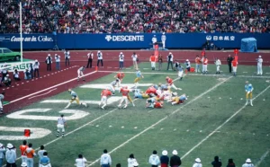 '미라지 볼(Mirage Bowl)'은 1977년부터 일본에서 개최되던 미국 대학 미식축구(NCAA Football) 대회로, 미쓰비시 자동차(Mitsubishi Motors)의 후원으로 개최된 경기였다. 대회 명칭인 '미라지'도 이 업체의 자동차 모델 미쓰비시 미라지(Mitsubishi Mirage)에서 따온 것이었다. 23