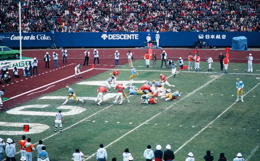 '미라지 볼(Mirage Bowl)'은 1977년부터 일본에서 개최되던 미국 대학 미식축구(NCAA Football) 대회로, 미쓰비시 자동차(Mitsubishi Motors)의 후원으로 개최된 경기였다. 대회 명칭인 '미라지'도 이 업체의 자동차 모델 미쓰비시 미라지(Mitsubishi Mirage)에서 따온 것이었다. 7