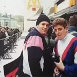 1990년 1월 31일, 모스크바 푸쉬킨 광장(Pushkinskaya)에 자본주의의 상징 맥도날드(McDonald's)가 문을 열었다. 이날 끝이 보이지 않을 정도로 시민들이 길게 줄을 늘어 선 모습은 공산주의의 붕괴를 알리는 상징적인 장면으로 지금도 회자되고 있다. (관련 글: 모스크바 맥도날드 1호점) &nbsp; 당시 줄을 선 수많은 사람들 중에 오늘날 가장 유명해진 사람은 누구일까. 아마도 할리우드의 액션배우 제이슨 스타뎀(Jason Statham)이 바로 그 주인공일지도 모른다. ▲ 맥도날드 모스크바 매장에 줄을 선 제이슨 스타뎀(왼쪽) 제이슨 스타뎀은 영국 다이빙 대표팀의 일원으로 소련 모스크바에서 열린 국제수영연맹(FINA) 그랑프리 '1990 스프링 스왈로우즈(Spring Swallows, Весенние Ласточки)에 참가했다. 대회 기간 도중 마침 맥도날드가 개장을 했고, 동료들과 역사적인 현장을 방문해 줄을 서 있는 스타뎀의 모습을 영국 다이빙 대표팀 코치인 킴 화이트(Kim White)가 카메라에 담으면서 미래의 할리우드 스타가 개장식을 빛내는 장면이 만들어졌다. &nbsp; ▲ 소련 다이빙 선수들과 기념사진을 찍는 제이슨 스타뎀. 스타뎀과 어깨동무를 한 발레리 스타첸코(Valery Statsenko, 1968~2017)와 맨 왼쪽의 블라디미르 티모시닌(Vladimir Timoshinin, 1970~2023)은 그보다 훨씬 뛰어난 실력의 유럽챔피언들이지만 현재는 수영팬들만 기억하는 이름이 되었다. 15
