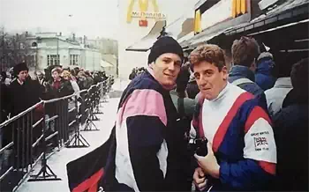 1990년 1월 31일, 모스크바 푸쉬킨 광장(Pushkinskaya)에 자본주의의 상징 맥도날드(McDonald's)가 문을 열었다. 이날 끝이 보이지 않을 정도로 시민들이 길게 줄을 늘어 선 모습은 공산주의의 붕괴를 알리는 상징적인 장면으로 지금도 회자되고 있다. (관련 글: 모스크바 맥도날드 1호점) &nbsp; 당시 줄을 선 수많은 사람들 중에 오늘날 가장 유명해진 사람은 누구일까. 아마도 할리우드의 액션배우 제이슨 스타뎀(Jason Statham)이 바로 그 주인공일지도 모른다. ▲ 맥도날드 모스크바 매장에 줄을 선 제이슨 스타뎀(왼쪽) 제이슨 스타뎀은 영국 다이빙 대표팀의 일원으로 소련 모스크바에서 열린 국제수영연맹(FINA) 그랑프리 '1990 스프링 스왈로우즈(Spring Swallows, Весенние Ласточки)에 참가했다. 대회 기간 도중 마침 맥도날드가 개장을 했고, 동료들과 역사적인 현장을 방문해 줄을 서 있는 스타뎀의 모습을 영국 다이빙 대표팀 코치인 킴 화이트(Kim White)가 카메라에 담으면서 미래의 할리우드 스타가 개장식을 빛내는 장면이 만들어졌다. &nbsp; ▲ 소련 다이빙 선수들과 기념사진을 찍는 제이슨 스타뎀. 스타뎀과 어깨동무를 한 발레리 스타첸코(Valery Statsenko, 1968~2017)와 맨 왼쪽의 블라디미르 티모시닌(Vladimir Timoshinin, 1970~2023)은 그보다 훨씬 뛰어난 실력의 유럽챔피언들이지만 현재는 수영팬들만 기억하는 이름이 되었다. 3