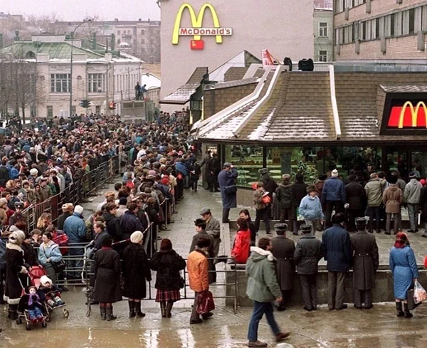 <p>
1990년 1월 31일, 모스크바 푸쉬킨 광장(Pushkinskaya)에 자본주의의 상징 맥도날드(McDonald's)가 문을 열었다. 이날 끝이 보이지 않을 정도로 시민들이 길게 줄을 늘어 선 모습은 공산주의의 붕괴를 알리는 상징적인 장면으로 지금도 회자되고 있다. (관련 글: 모스크바 맥도날드 1호점)</p> <p>당시 줄을 선 수많은 사람들 중에 오늘날 가장 유명해진 사람은 누구일까. 아마도 할리우드의 액션배우 제이슨 스타뎀(Jason Statham)이 바로 그 주인공일지도 모른다. ▲ 맥도날드 모스크바 매장에 줄을 선 제이슨 스타뎀(왼쪽)
</p>
<p>
제이슨 스타뎀은 영국 다이빙 대표팀의 일원으로 소련 모스크바에서 열린 국제수영연맹(FINA) 그랑프리 '1990 스프링 스왈로우즈(Spring Swallows, Весенние Ласточки)에 참가했다.</p>
<p>
대회 기간 도중 마침 맥도날드가 개장을 했고, 동료들과 역사적인 현장을 방문해 줄을 서 있는 스타뎀의 모습을 영국 다이빙 대표팀 코치인 킴 화이트(Kim White)가 카메라에 담으면서 미래의 할리우드 스타가 개장식을 빛내는 장면이 만들어졌다.</p> <p>
▲ 소련 다이빙 선수들과 기념사진을 찍는 제이슨 스타뎀. 스타뎀과 어깨동무를 한 발레리 스타첸코(Valery Statsenko, 1968~2017)와 맨 왼쪽의 블라디미르 티모시닌(Vladimir Timoshinin, 1970~2023)은 그보다 훨씬 뛰어난 실력의 유럽챔피언들이지만 현재는 수영팬들만 기억하는 이름이 되었다.</p> 7