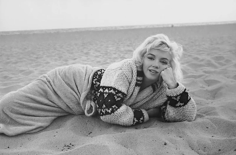 조지 배리스(George Barris, 1925~2015)는 여배우 마릴린 먼로(Marilyn Monroe, 1926~1962)가 사망하기 불과 3주 전인 1962년 7월 13일에 캘리포니아의 산타모니카 해변과 그녀의 자택에서 마지막으로 화보를 촬영한 사진작가이다. 당시 조지 배리스는 먼로와는 오랜 친구라 쉽게 편안한 분위기가 만들어졌기 때문에 화려한 여배우의 자연스러운 모습과 일상의 매력을 담아낼 수 있었다. 13