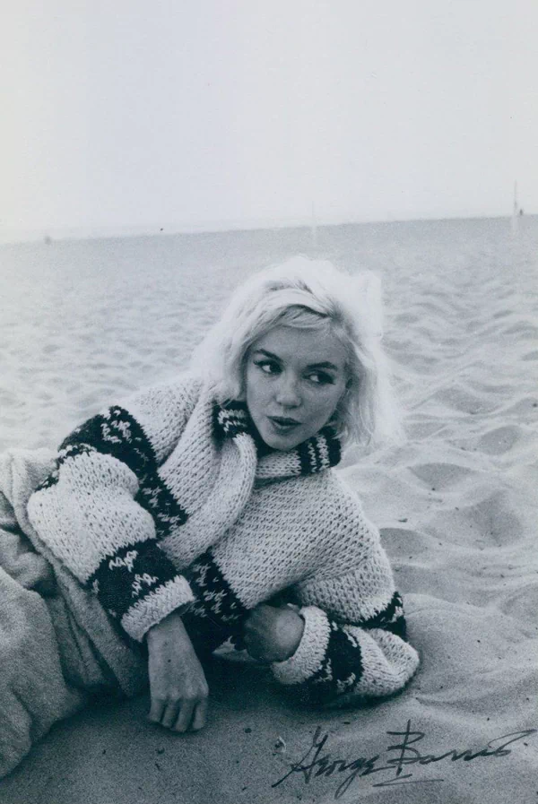 조지 배리스(George Barris, 1925~2015)는 여배우 마릴린 먼로(Marilyn Monroe, 1926~1962)가 사망하기 불과 3주 전인 1962년 7월 13일에 캘리포니아의 산타모니카 해변과 그녀의 자택에서 마지막으로 화보를 촬영한 사진작가이다. 당시 조지 배리스는 먼로와는 오랜 친구라 쉽게 편안한 분위기가 만들어졌기 때문에 화려한 여배우의 자연스러운 모습과 일상의 매력을 담아낼 수 있었다. 11