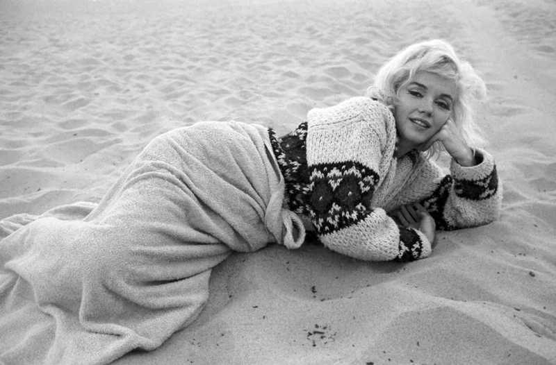 조지 배리스(George Barris, 1925~2015)는 여배우 마릴린 먼로(Marilyn Monroe, 1926~1962)가 사망하기 불과 3주 전인 1962년 7월 13일에 캘리포니아의 산타모니카 해변과 그녀의 자택에서 마지막으로 화보를 촬영한 사진작가이다. 당시 조지 배리스는 먼로와는 오랜 친구라 쉽게 편안한 분위기가 만들어졌기 때문에 화려한 여배우의 자연스러운 모습과 일상의 매력을 담아낼 수 있었다. 15