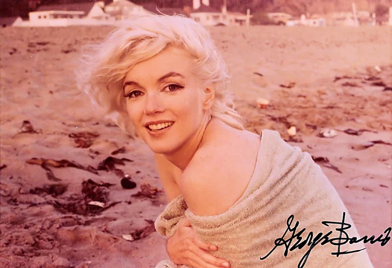 조지 배리스(George Barris, 1925~2015)는 여배우 마릴린 먼로(Marilyn Monroe, 1926~1962)가 사망하기 불과 3주 전인 1962년 7월 13일에 캘리포니아의 산타모니카 해변과 그녀의 자택에서 마지막으로 화보를 촬영한 사진작가이다. 당시 조지 배리스는 먼로와는 오랜 친구라 쉽게 편안한 분위기가 만들어졌기 때문에 화려한 여배우의 자연스러운 모습과 일상의 매력을 담아낼 수 있었다. 33