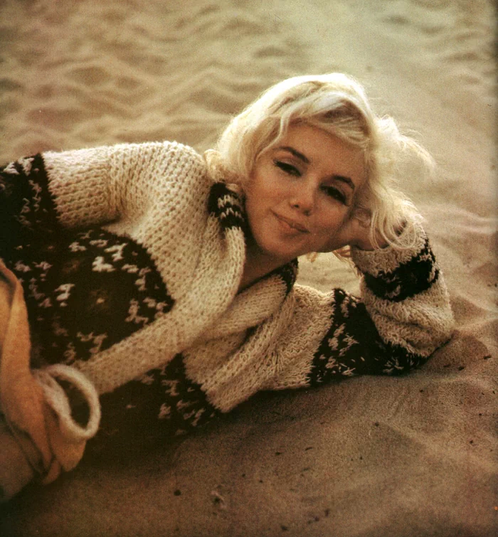 조지 배리스(George Barris, 1925~2015)는 여배우 마릴린 먼로(Marilyn Monroe, 1926~1962)가 사망하기 불과 3주 전인 1962년 7월 13일에 캘리포니아의 산타모니카 해변과 그녀의 자택에서 마지막으로 화보를 촬영한 사진작가이다. 당시 조지 배리스는 먼로와는 오랜 친구라 쉽게 편안한 분위기가 만들어졌기 때문에 화려한 여배우의 자연스러운 모습과 일상의 매력을 담아낼 수 있었다. 19