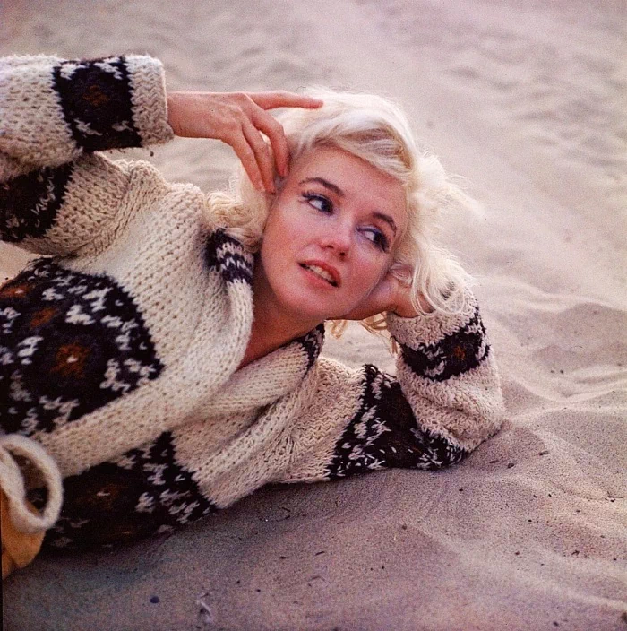 조지 배리스(George Barris, 1925~2015)는 여배우 마릴린 먼로(Marilyn Monroe, 1926~1962)가 사망하기 불과 3주 전인 1962년 7월 13일에 캘리포니아의 산타모니카 해변과 그녀의 자택에서 마지막으로 화보를 촬영한 사진작가이다. 당시 조지 배리스는 먼로와는 오랜 친구라 쉽게 편안한 분위기가 만들어졌기 때문에 화려한 여배우의 자연스러운 모습과 일상의 매력을 담아낼 수 있었다. 21