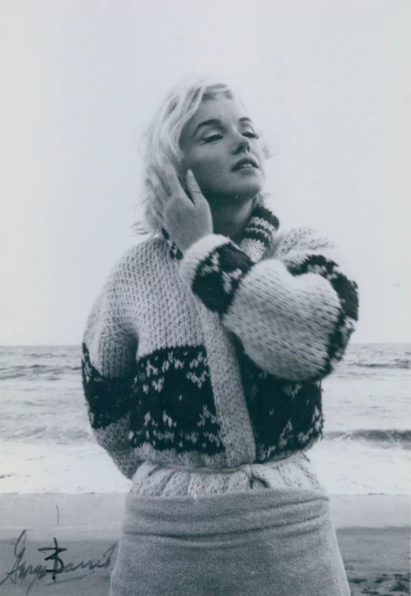 조지 배리스(George Barris, 1925~2015)는 여배우 마릴린 먼로(Marilyn Monroe, 1926~1962)가 사망하기 불과 3주 전인 1962년 7월 13일에 캘리포니아의 산타모니카 해변과 그녀의 자택에서 마지막으로 화보를 촬영한 사진작가이다. 당시 조지 배리스는 먼로와는 오랜 친구라 쉽게 편안한 분위기가 만들어졌기 때문에 화려한 여배우의 자연스러운 모습과 일상의 매력을 담아낼 수 있었다. 9