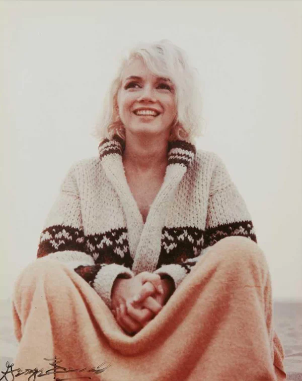 조지 배리스(George Barris, 1925~2015)는 여배우 마릴린 먼로(Marilyn Monroe, 1926~1962)가 사망하기 불과 3주 전인 1962년 7월 13일에 캘리포니아의 산타모니카 해변과 그녀의 자택에서 마지막으로 화보를 촬영한 사진작가이다. 당시 조지 배리스는 먼로와는 오랜 친구라 쉽게 편안한 분위기가 만들어졌기 때문에 화려한 여배우의 자연스러운 모습과 일상의 매력을 담아낼 수 있었다. 3