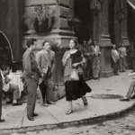 1951년, 23세의 미국인 여행자 니날리 크레이그(Ninalee Craig)가 이탈리아 피렌체(Firenze)의 분수대에 앉아 휴식을 취하고 있다. 17