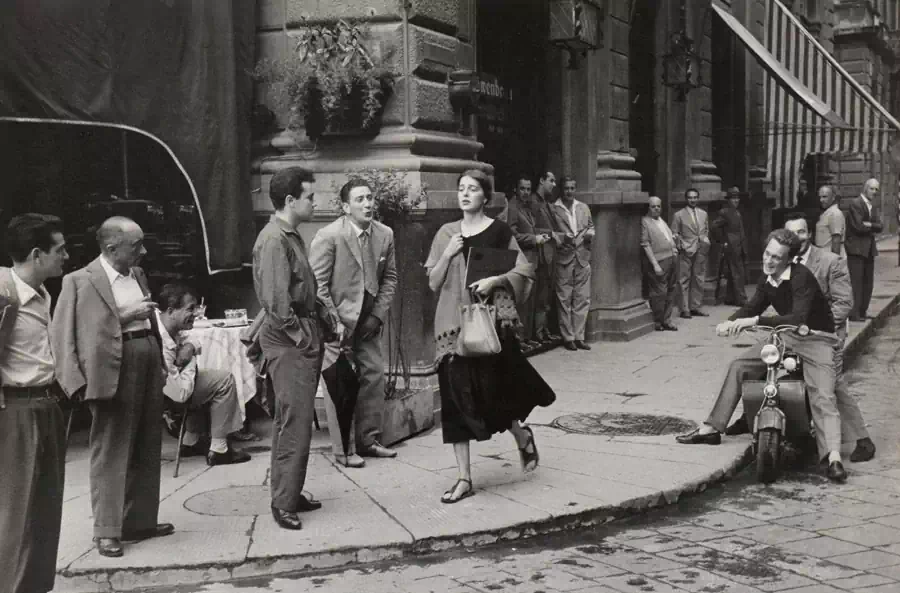 1951년, 23세의 미국인 여행자 니날리 크레이그(Ninalee Craig)가 이탈리아 피렌체(Firenze)의 분수대에 앉아 휴식을 취하고 있다. 5