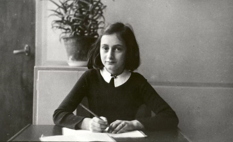 유대인 소녀 안네 프랑크(Anne Frank)는 제2차 세계대전 중 나치 독일이 네덜란드를 점령하던 시기에 가족들과 은신처에 숨어살면서 일기 형식의 기록물을 남겼다.  5