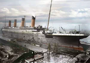 타이타닉(RMS Titanic)은 영국의 해운사 화이트 스타 라인(White Star Line)의 여객선으로, 당시 세계 최대를 자랑하는 크기 뿐 아니라 최첨단의 기술과 고급스러운 인테리어를 갖추고 있었다. 살고 전 타이타닉은 1912년 4월 10일 영국의 사우샘프턴(Southampton)에서 출발하여 프랑스와 아일랜드를 거쳐 미국의 뉴욕으로 향하던 중이었다. 15