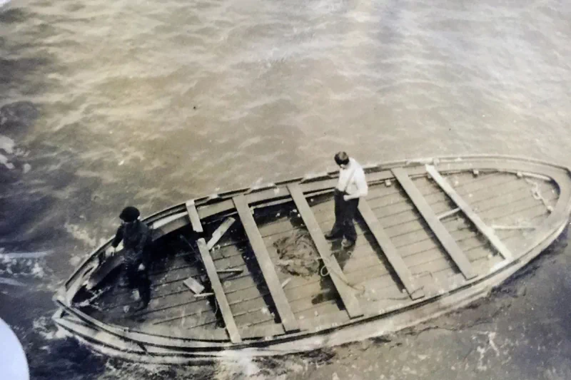 <p> 1912년 5월 8일, 여객선 오셔닉 호(RMS Oceanic)가 대서양에서 떠다니는 보트를 발견했다. 이 보트의 정체는 한 달여 전 침몰했던 호화 여객선 타이타닉 호(RMS Titanic)의 구명정이었다. 오셔닉 호의 승무원들이 즉시 접근하여 확인한 결과, 보트에서는 시신 3구가 발견되었다.</p>
<p> ▲ 구명정에 접근하는 오셔닉 호의 선원들(왼쪽 상단 X 표시가 구명정)
</p>
<p>
시신의 주인공들은 타이타닉의 엔진실에서 근무하던 2명의 소방관과 일등실 승객이었던 톰슨 비티(Thomson Beatti)로 밝혀졌다.</p> <p>
▲ 일등실 승객 톰슨 비티(사고 당시 37세)</p>
<p>
구명정에 탔던 생존자들은 매우 괴로운 상태로 버티며 바다를 떠돌다 사망한 것으로 추정되었고, 시신의 상태도 부패가 심해 수습하던 중에 팔이 떨어져 나갈 정도였던 것으로 전해진다. 희생자들은 깨끗한 천에 싸여진 다음, 기도와 함께 현장에서 수장식을 가졌다.</p> 1