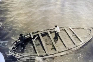 1912년 5월 8일, 여객선 오셔닉 호(RMS Oceanic)가 대서양에서 떠다니는 보트를 발견했다. 이 보트의 정체는 한 달여 전 침몰했던 호화 여객선 타이타닉 호(RMS Titanic)의 구명정이었다. 오셔닉 호의 승무원들이 즉시 접근하여 확인한 결과, 보트에서는 시신 3구가 발견되었다. ▲ 구명정에 접근하는 오셔닉 호의 선원들(왼쪽 상단 X 표시가 구명정) 시신의 주인공들은 타이타닉의 엔진실에서 근무하던 2명의 소방관과 일등실 승객이었던 톰슨 비티(Thomson Beatti)로 밝혀졌다. &nbsp; ▲ 일등실 승객 톰슨 비티(사고 당시 37세) 구명정에 탔던 생존자들은 매우 괴로운 상태로 버티며 바다를 떠돌다 사망한 것으로 추정되었고, 시신의 상태도 부패가 심해 수습하던 중에 팔이 떨어져 나갈 정도였던 것으로 전해진다. 희생자들은 깨끗한 천에 싸여진 다음, 기도와 함께 현장에서 수장식을 가졌다. 7