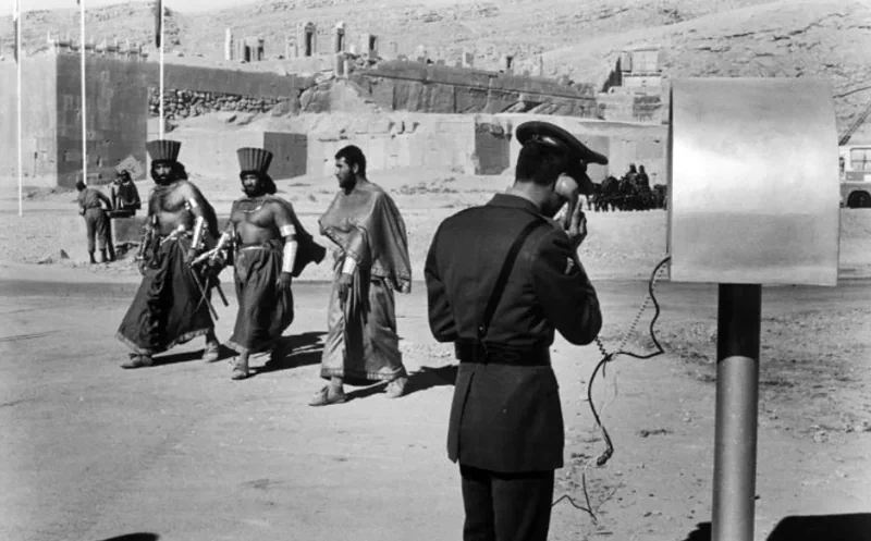 기념식의 하이라이트는 페르세폴리스(Persepolis)에서 샤 팔라비 내외가 왕좌에 앉아 세계 각국의 손님들을 맞이하는 장면으로, 고대 페르시아 제국이 각국의 사신을 맞던 영광을 재현하는 듯한 모습이었다. 27