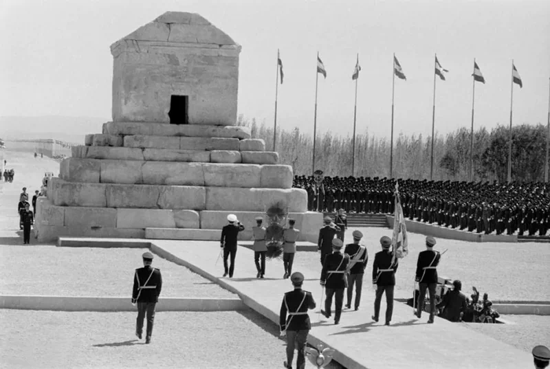 기념식의 하이라이트는 페르세폴리스(Persepolis)에서 샤 팔라비 내외가 왕좌에 앉아 세계 각국의 손님들을 맞이하는 장면으로, 고대 페르시아 제국이 각국의 사신을 맞던 영광을 재현하는 듯한 모습이었다. 5