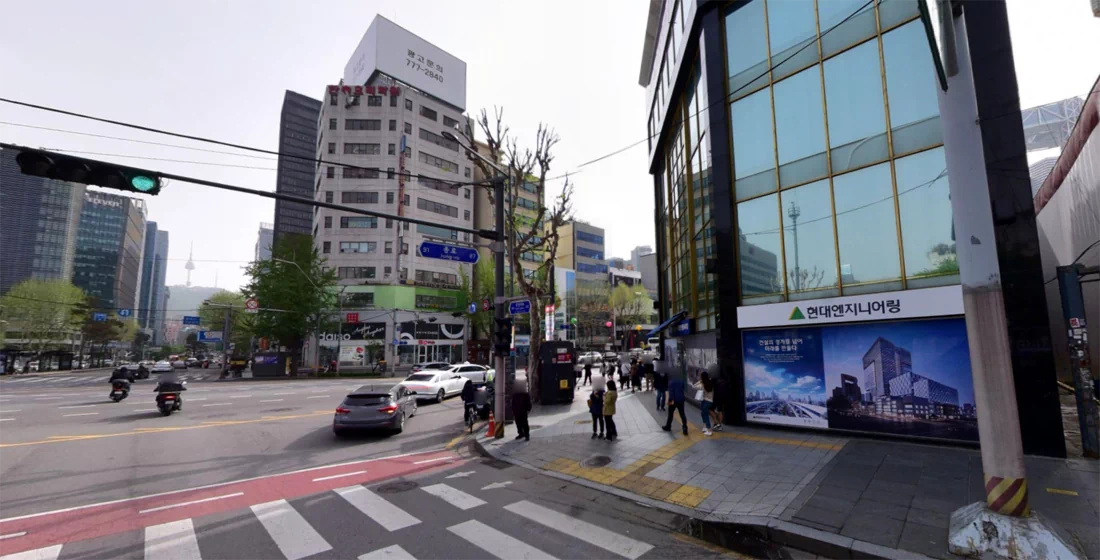 시민들이 서 있는 뒤편으로 '내외(內外)샤쓰' 종로2가 영업부의 노란색 간판이 보인다. 내외샤쓰는 1970년대 중반까지 세계 15개국에 수출하고 전국 300개 이상의 체인점을 두며 인기를 끌었고, 사진이 촬영된 1년 후인 1976년 6월에 부산제복(釜山制服)과 합병하며 사세를 키웠다. 11