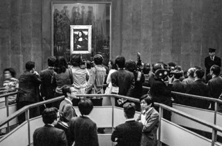 1973년에 파리를 공식 방문한 일본 다나카 가쿠에이(田中角栄, 1918~1993) 총리는 일본학(日本學, Japanese studies) 진흥을 위해 프랑스에 막대한 재정적 지원을 천명했다. 이에 화답하기 위해 양국 간 문화교류의 의미를 담아 조르주 퐁피두(Georges Pompidou, 1911~1974) 프랑스 대통령 역시 루브르 박물관 직원들의 반대에도 불구하고 '모나리자의 도쿄 임대'를 결정했다. 11