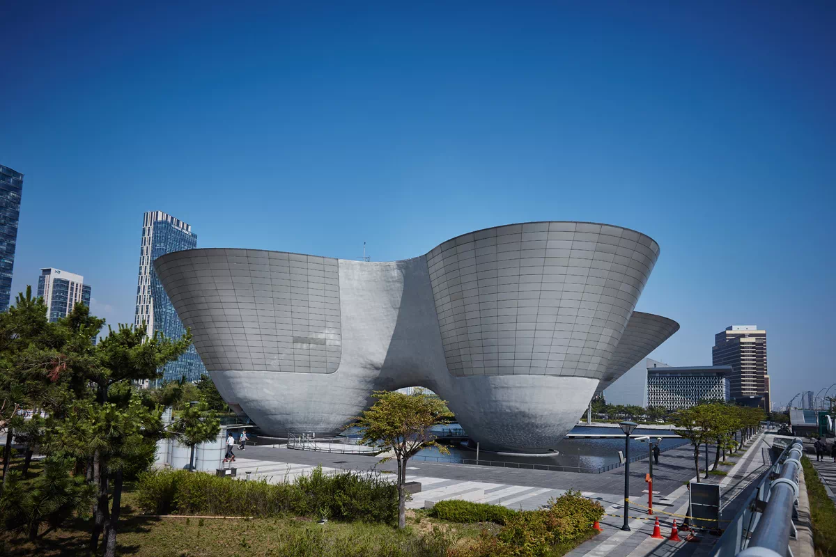 ■ 벨라루스 민스크, 국립도서관(National Library of Republic) ■ 아이슬란드 레이캬비크, 할그림스키르캬(Hallgrímskirkja) ■ 이란 에스파한 궁전의 벌집문양 천장 ■ 인도 뉴델리, 로터스 템플(Lotus Temple) ■ 캐나다 몬트리올, 해비타트 67(Habitat 67) ■ 인도네시아 발리, 포시즌스 리조트(Four Seasons resort) ■ 미국, 캔자스 시립도서관(Kansas City Public Library) ■ 루마니아 쿠르테아데아르게슈(Curtea de Argeș) 루마니아 정교회 성당 ■ UAE 두바이, 다이내믹 타워(Dynamic Tower) ■ 한국 인천, 트라이볼(Tri-Bowl) ■ 인도 자이푸르, 잘 마할 궁전(Jal Mahal) ■ 중국 베이징, 국가대극원(National Centre for the Performing Arts) ■ 덴마크 코펜하겐, 엑슬 타워(Axel Towers) ■ 이집트 알렉산드리아, 알렉산드리아 도서관(Bibliotheca Alexandrina) ■ 중국 충칭(重庆) 린스진(蔺市镇) 리샹시(梨香溪)의 다리 ■ 스페인 빌바오, 구겐하임 미술관(Guggenheim Museum Bilbao) ■ 중국 구이린, 일월쌍탑(日月双塔) ■ 스페인 바르셀로나, 카사 밀라(Casa Milà) ■ 파키스탄 타타, 샤 자한 모스크(Shah Jahan Mosque) ■ 브라질 브라질리아, 브라질리아 대성당(Cathedral of Brasília) ■ 중국 창사, 행운의 매듭 육교(Lucky Knot Footbridge) ■ 포르투갈 기마랑이스, 돌집(Casa do Penedo) ■ 멕시코 멕시코 시티, 멕시코 국립자치대학교(National Autonomous University of Mexico) 중앙도서관(Central Library) ■ 이란 쉬라즈, 샤 체라크 영묘(Shah Cheragh Holy Shrine) ■ 러시아 칼리닌그라드, 세계 해양박물관(Museum Of The World Ocean) 19