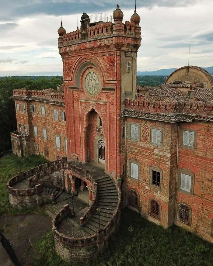 ■ 러시아 볼로그다의 버려진 정교회 예배당 ■ 러시아 니즈니노브고로드(Nizhny Novgorod)의 버려진 마을 ■ 뉴저지의 폐쇄된 놀이공원의 롤러코스터 ■ 스코틀랜드의 버려진 지하무덤 ■ 추크치해 콜류친섬(Kolyuchin Island)의 버려진 소련 기상관측소 ■ 러시아 칼리닌그라드의 버려진 주택 ■ 러시아 칼리닌그라드의 버려진 정신병원 ■ 러시아 사할린주 이투루프 섬의 아파트 단지 ■ 루마니아의 수도 부쿠레슈티 인근의 버려진 화장터 ■ 체코 흐르젠스코의 예배당 ■ 태국 북부의 버려진 영화관 객석 ■ 미완성으로 폐쇄된 크림 원전 ■ 크림반도 세바스토폴 조선소의 검문소 ■ 산속에 버려진 열차의 객실 ■ 아일랜드, 마크로스 수도원 ■ 러시아 카렐리야 공화국의 버려진 집 ■ 포르투갈의 방치된 저택 ■ 스코틀랜드의 성 ■ 이탈리아의 쓰러져가는 네오고딕 탑 ■ 이탈리아의 버려진 성 ■ 이탈리아의 버려진 도서관 ■ 스코틀랜드의 버려진 14세기 성 ■ 워싱턴 D.C. 레드몬드에 있는 버려진 나무집 ■ 버려진 온실 ■ 바다가 보이는 버려진 별장 ■ 프랑스의 버려진 19세기 온실 ■ 프랑스의 버려진 예배당 ■ 이탈리아의 버려진 저택 ■ 대만의 버려진 철도 39