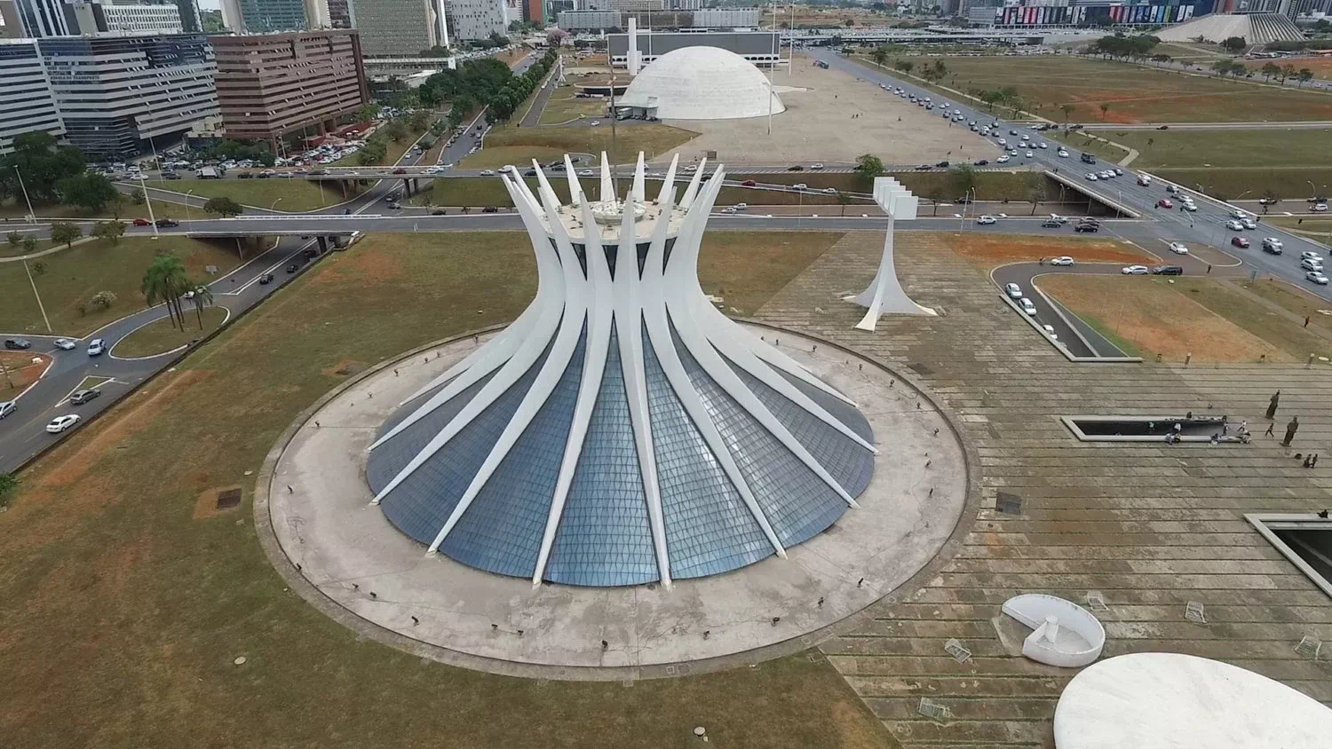 ■ 벨라루스 민스크, 국립도서관(National Library of Republic) ■ 아이슬란드 레이캬비크, 할그림스키르캬(Hallgrímskirkja) ■ 이란 에스파한 궁전의 벌집문양 천장 ■ 인도 뉴델리, 로터스 템플(Lotus Temple) ■ 캐나다 몬트리올, 해비타트 67(Habitat 67) ■ 인도네시아 발리, 포시즌스 리조트(Four Seasons resort) ■ 미국, 캔자스 시립도서관(Kansas City Public Library) ■ 루마니아 쿠르테아데아르게슈(Curtea de Argeș) 루마니아 정교회 성당 ■ UAE 두바이, 다이내믹 타워(Dynamic Tower) ■ 한국 인천, 트라이볼(Tri-Bowl) ■ 인도 자이푸르, 잘 마할 궁전(Jal Mahal) ■ 중국 베이징, 국가대극원(National Centre for the Performing Arts) ■ 덴마크 코펜하겐, 엑슬 타워(Axel Towers) ■ 이집트 알렉산드리아, 알렉산드리아 도서관(Bibliotheca Alexandrina) ■ 중국 충칭(重庆) 린스진(蔺市镇) 리샹시(梨香溪)의 다리 ■ 스페인 빌바오, 구겐하임 미술관(Guggenheim Museum Bilbao) ■ 중국 구이린, 일월쌍탑(日月双塔) ■ 스페인 바르셀로나, 카사 밀라(Casa Milà) ■ 파키스탄 타타, 샤 자한 모스크(Shah Jahan Mosque) ■ 브라질 브라질리아, 브라질리아 대성당(Cathedral of Brasília) ■ 중국 창사, 행운의 매듭 육교(Lucky Knot Footbridge) ■ 포르투갈 기마랑이스, 돌집(Casa do Penedo) ■ 멕시코 멕시코 시티, 멕시코 국립자치대학교(National Autonomous University of Mexico) 중앙도서관(Central Library) ■ 이란 쉬라즈, 샤 체라크 영묘(Shah Cheragh Holy Shrine) ■ 러시아 칼리닌그라드, 세계 해양박물관(Museum Of The World Ocean) 39