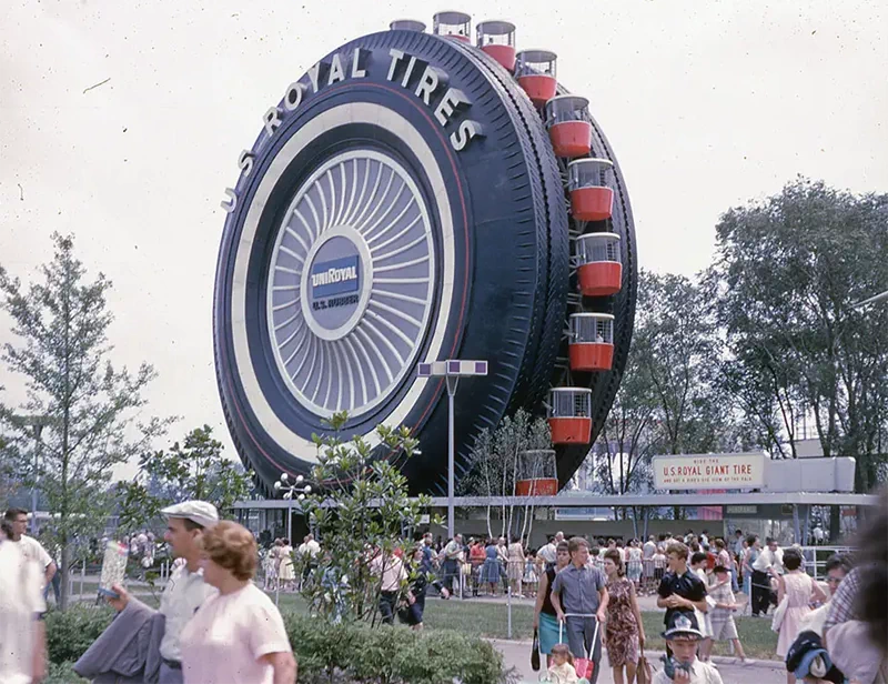 1964년, 미국 뉴욕 퀸스(Queens)의 플러싱 메도스 코로나 파크(Flushing Meadows Corona Park)에서 열린 뉴욕세계박람회(1964 New York World's Fair)를 상징하는 아이콘 중 하나는 유니로얄(Uniroyal, Inc.)에서 만든 타이어 모양의 대형관람차 '유니로얄 자이언트 타이어(Uniroyal Giant Tire)'였다. 1