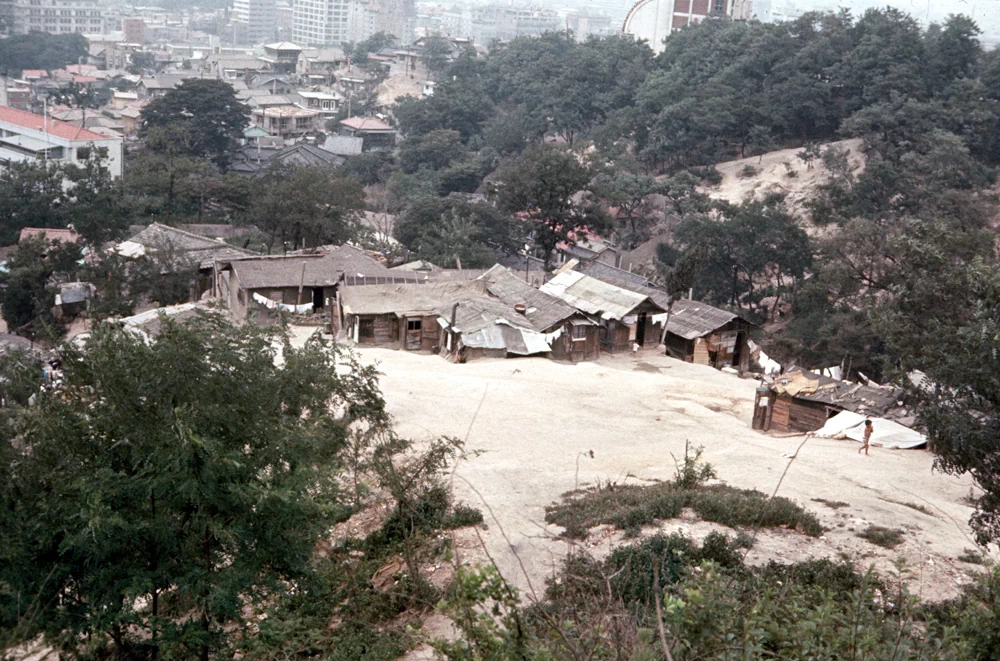 <p>
과거 서울 남산 인근에 형성돼있었던 판자촌을 1968~1969년에 촬영한 모습. 대중교통이나 편의시설이 모인 땅값이 비싼 곳과 거리가 먼 높은 지대에 위치해 있어서 이런 곳은 '달동네'라는 명칭으로도 불렸다.</p> <p>6.25 전쟁 이후 피난민과 도시 노동자들이 모여 살기 시작하며 만들어진 곳으로, 이후 도시재개발로 인해 본래 살던 터전을 잃은 주민들까지 이곳으로 모여들면서 골목길이 좁고 낡은 집들이 주를 이루었다. </p> 3