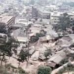 <p>
과거 서울 남산 인근에 형성돼있었던 판자촌을 1968~1969년에 촬영한 모습. 대중교통이나 편의시설이 모인 땅값이 비싼 곳과 거리가 먼 높은 지대에 위치해 있어서 이런 곳은 '달동네'라는 명칭으로도 불렸다.</p> <p>6.25 전쟁 이후 피난민과 도시 노동자들이 모여 살기 시작하며 만들어진 곳으로, 이후 도시재개발로 인해 본래 살던 터전을 잃은 주민들까지 이곳으로 모여들면서 골목길이 좁고 낡은 집들이 주를 이루었다. </p> 7
